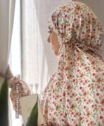 چادرنماز طرح گل رزی قرمز - تصویر 2